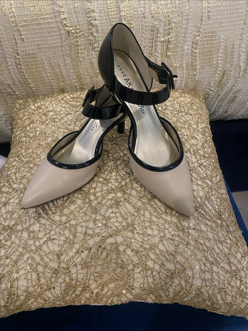 Anne Klein Fabulist I flex cream and patent leather 7.5 NWOT
